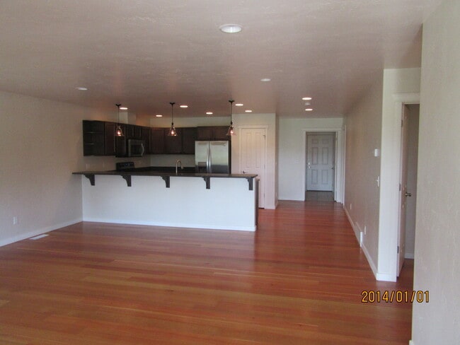 Building Photo - River Lakes Home