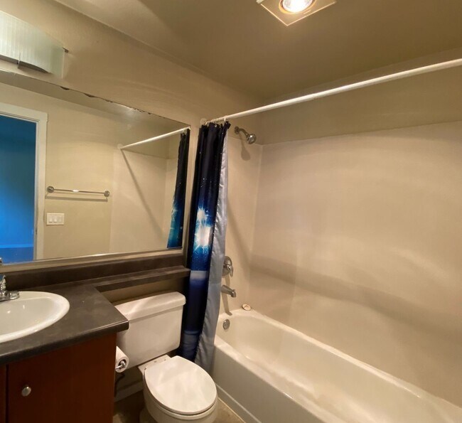 Building Photo - $2500-3Beds 2BA W/D 2 reserved parking, po...