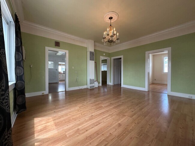 Building Photo - 2bed, 1bath 1,186sq.ft. home with large de...