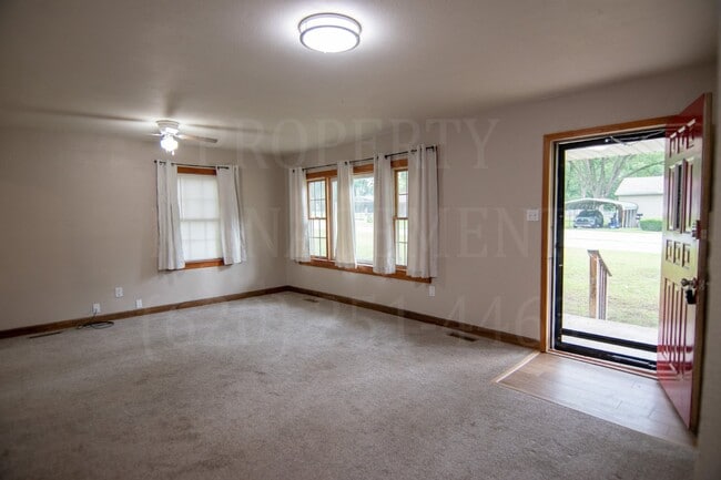 Building Photo - 3 bedroom, rental in west Coffeyville.