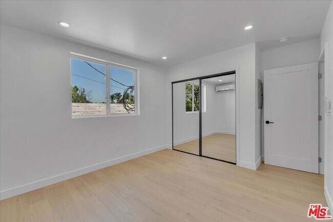 Building Photo - 6913 Encino Ave