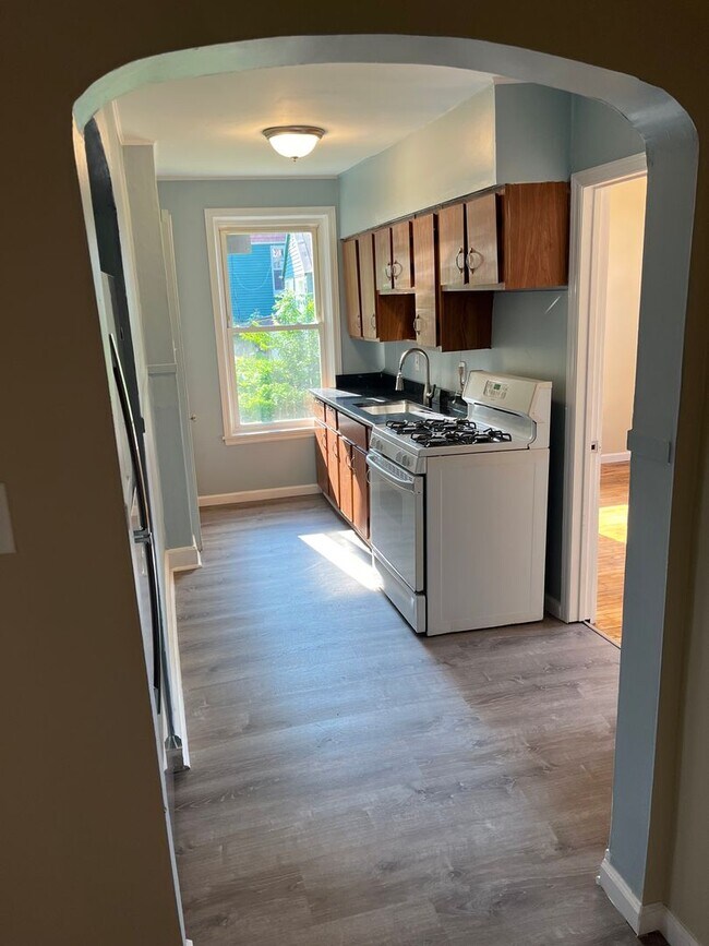 Building Photo - Gorgeous 1-bedroom, First floor! Apartment in quiet Pittsfield Street