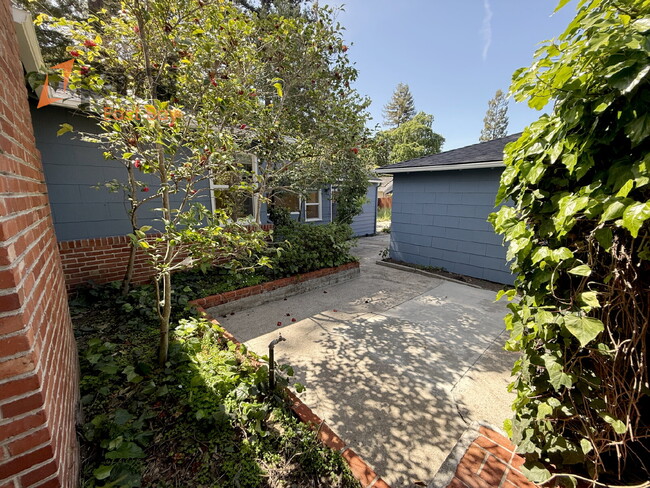Building Photo - Move-In Ready 3-Bed Haven with Private Cou...