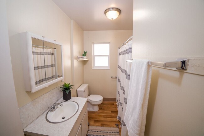 Building Photo - Beautiful Apartment in Sugar House: Washer...