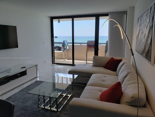 Building Photo - 2555 Collins Ave