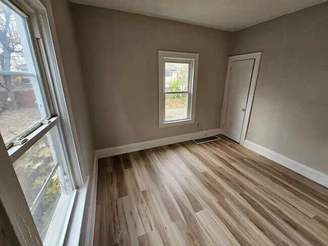 Building Photo - 942 Eddy Rd