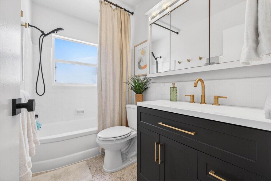 Building Photo - 13833 Dominica Dr