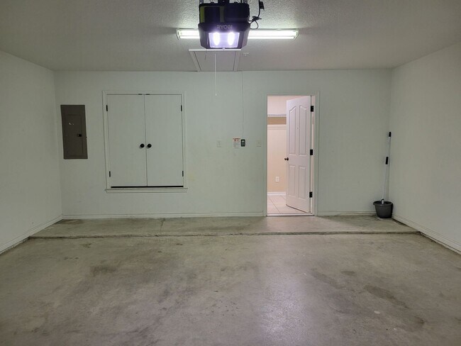 Building Photo - Huge 1/2 acre lot on cul de sac!  White Rock Estates!