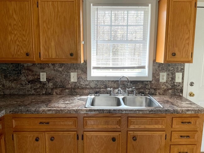 Building Photo - 382 TURNER St