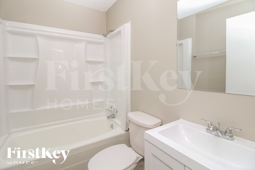 Building Photo - 2672 Lilac Dr