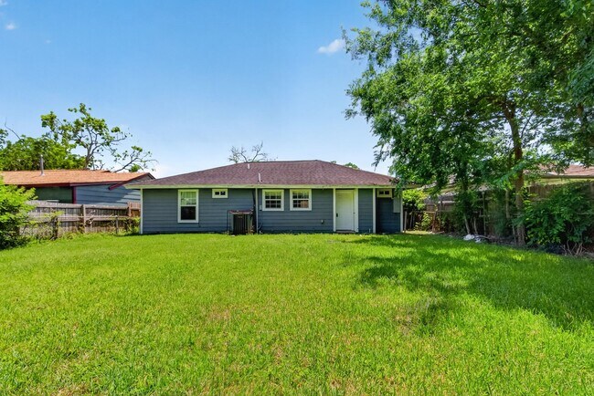 Building Photo - 3031 Groton Dr