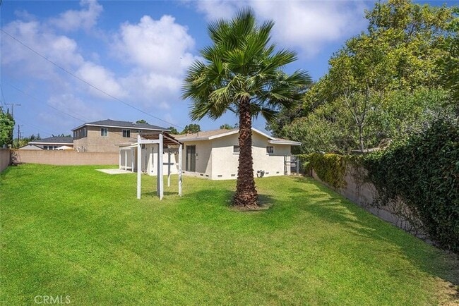 Building Photo - Move-In Ready 3-Bedroom Home on an Oversiz...