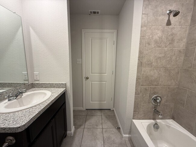 Building Photo - 10530 Ft Cibolo Trl