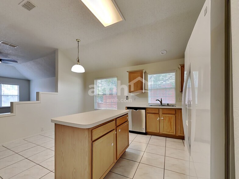 Building Photo - 8520 Auburn Dr