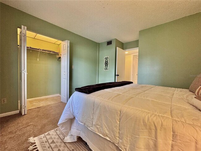 Building Photo - 2700 Cove Cay Dr