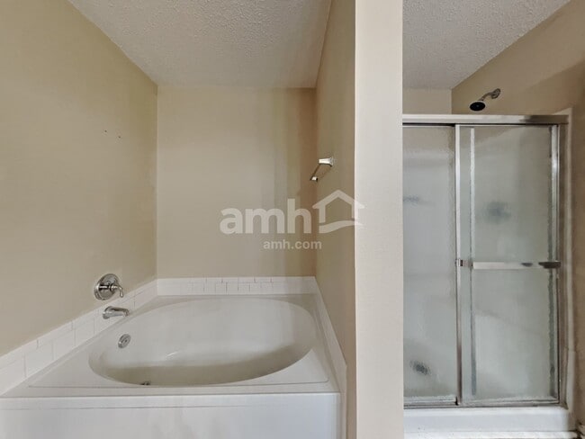 Building Photo - 5622 N Jefferson Dr