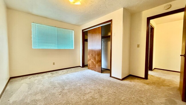 Building Photo - Two Bedroom Townhome with AC, Garage & Ful...