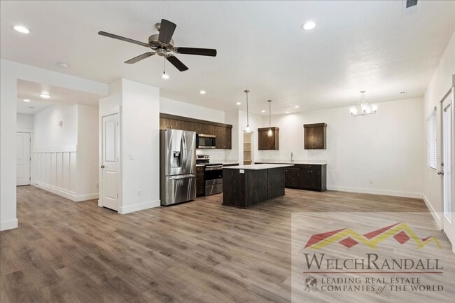 Building Photo - Live in Style – 3 Bed, 2.5 Bath Townhome i...
