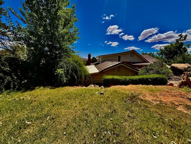 Building Photo - Distinctive and Spacious 5-BR Home in Bloomington