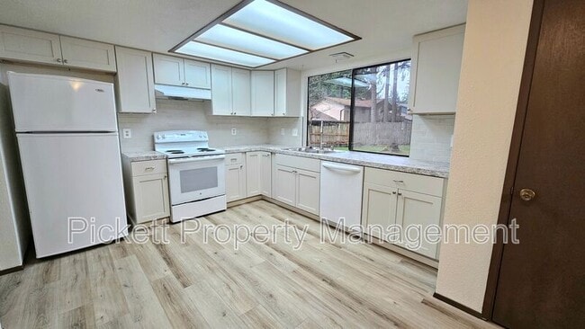 Building Photo - 5401 Pineridge Dr NE