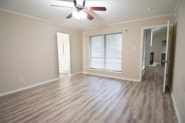 Building Photo - 9010 Arlington Forest Dr