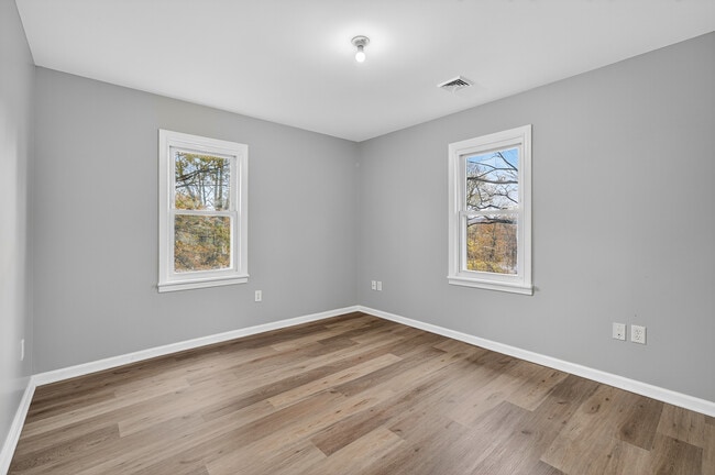 Building Photo - 4 Lark St