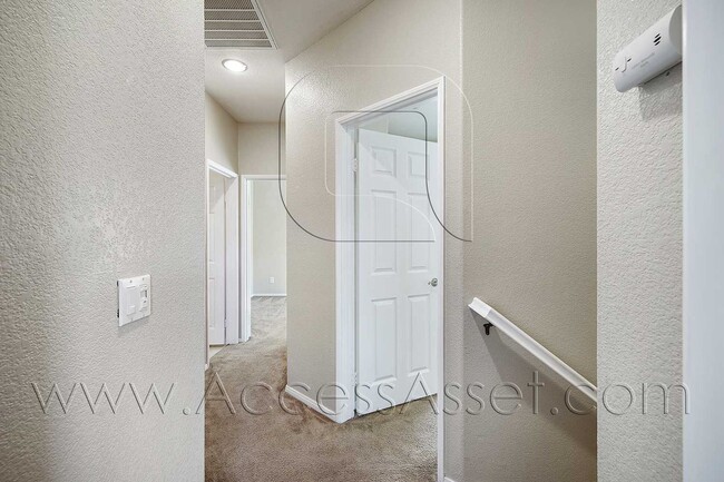 Building Photo - Beautiful 3 Bed / 2.5 Bath Townhouse In Vi...