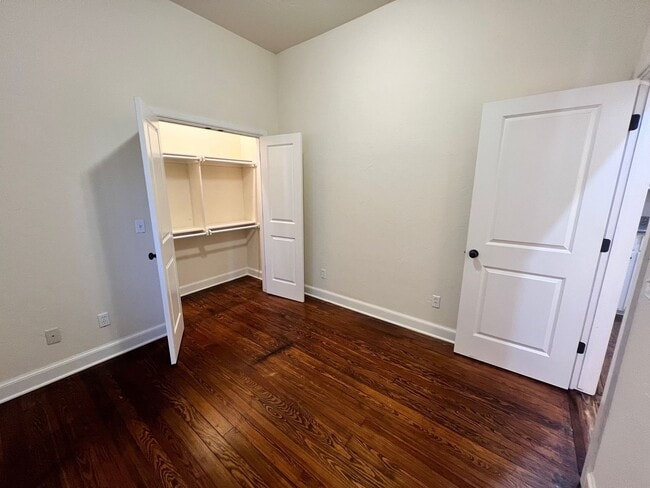 Building Photo - 2 bedroom 1 bath house