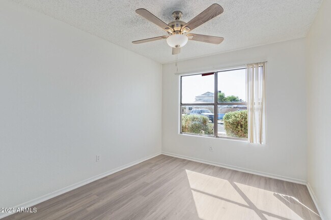 Building Photo - 8714 W Amelia Ave