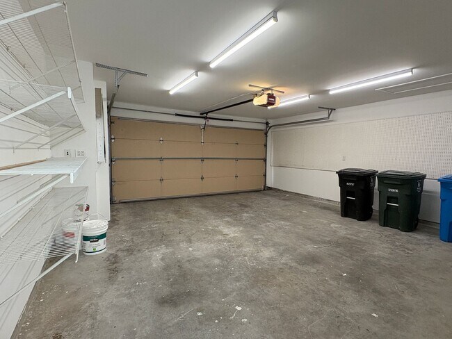 Building Photo - Newly Remodeled Townhouse Available Now!