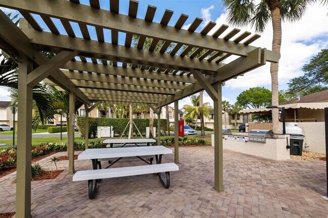 Building Photo - 6012 Glendale Dr