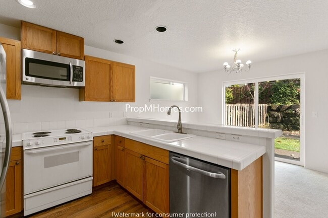 Building Photo - Wonderful Three Bedroom Plus Office In Bea...