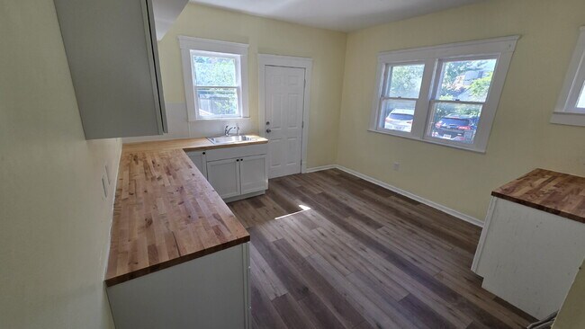 Building Photo - Spacious 3-Bedroom Duplex in Old Brooklyn
