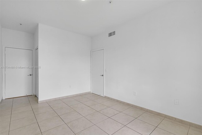 Building Photo - 7280 NW 114th Ave