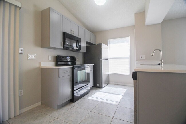 Building Photo - 13859 Glasser Ave