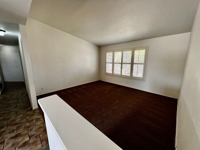 Building Photo - Great 3B/2BA House in Escondido w/ AC & At...