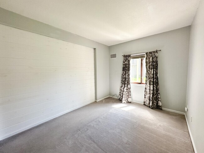 Building Photo - 1392 Carling Dr
