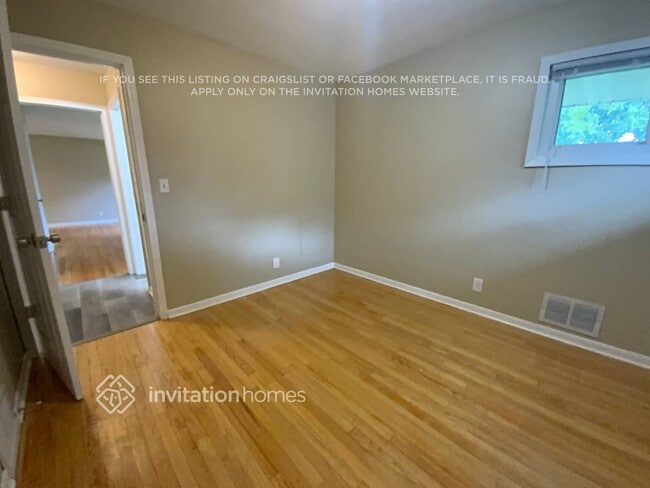 Building Photo - 1869 Oxford St N