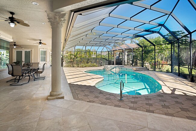 Building Photo - ** OAKES ESTATES ** 4 BED + DEN / 3.5 BATH...