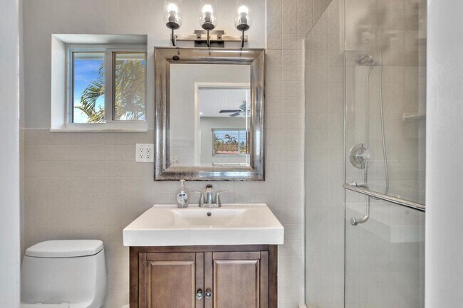 Building Photo - 3450 NE 19th Ave