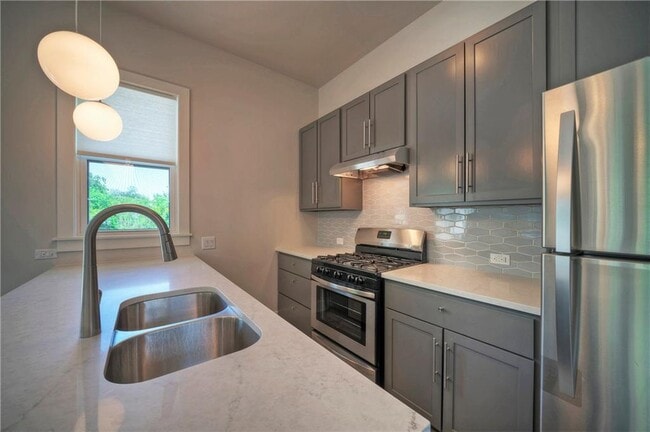 Building Photo - 1006 E 8th St