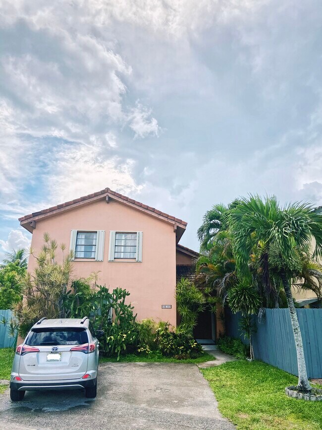 Single Family home, parking in/next to driveway - 2512 SW 113th Ct