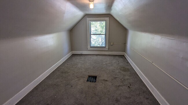 Building Photo - 4-Bedroom, 1-Bathroom Single Family Home f...