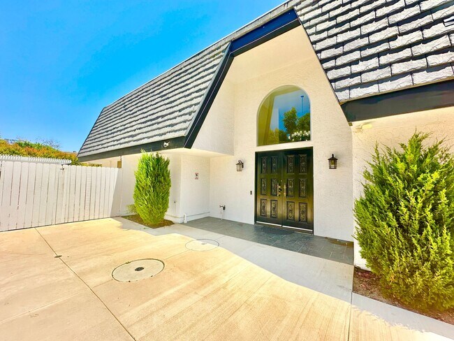 Building Photo - Breathtaking Custom Country Two-Story Home, Fully Remodeled & Beautifully Appointed on Private 20...