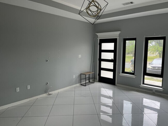 Building Photo - 606 E 23rd St