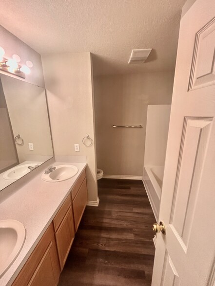 Building Photo - 928 Crepe Myrtle St