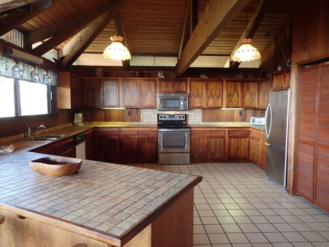 Building Photo - Very private, gated, mostly furnished Maui...