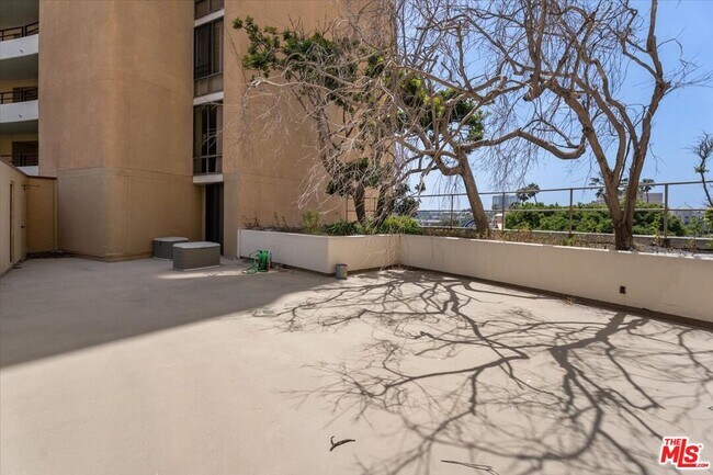 Building Photo - 4265 Marina City Dr