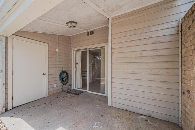Building Photo - 2030 Plantation Dr