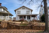 Building Photo - Gorgeous 3 Bed 2 Bath In Quiet Neighborhood
